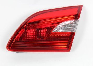 Ліхтар внутрішній правий Nissan Sentra 2017 2018 2019 (26555-3YU5A) 26555-3YU5A фото