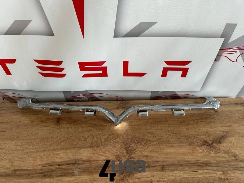 Накладка V-подібна декоративна переднього бампера хром (пташка) Tesla Model S 2016-2021 1065233-00-D 1065233-00-D фото