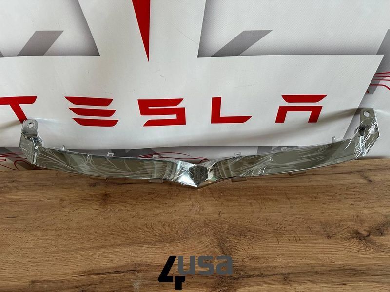 Накладка V-подібна декоративна переднього бампера хром (пташка) Tesla Model S 2016-2021 1065233-00-D 1065233-00-D фото