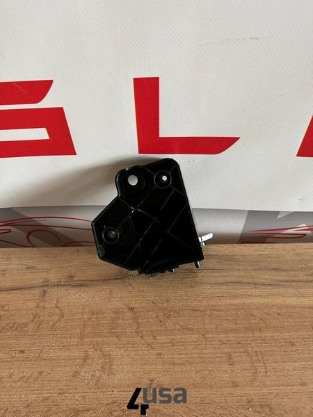 Кронштейн кріплення бампер фара правий Tesla Model S 2016-2021 1061332-00-B 1061332-00-B фото