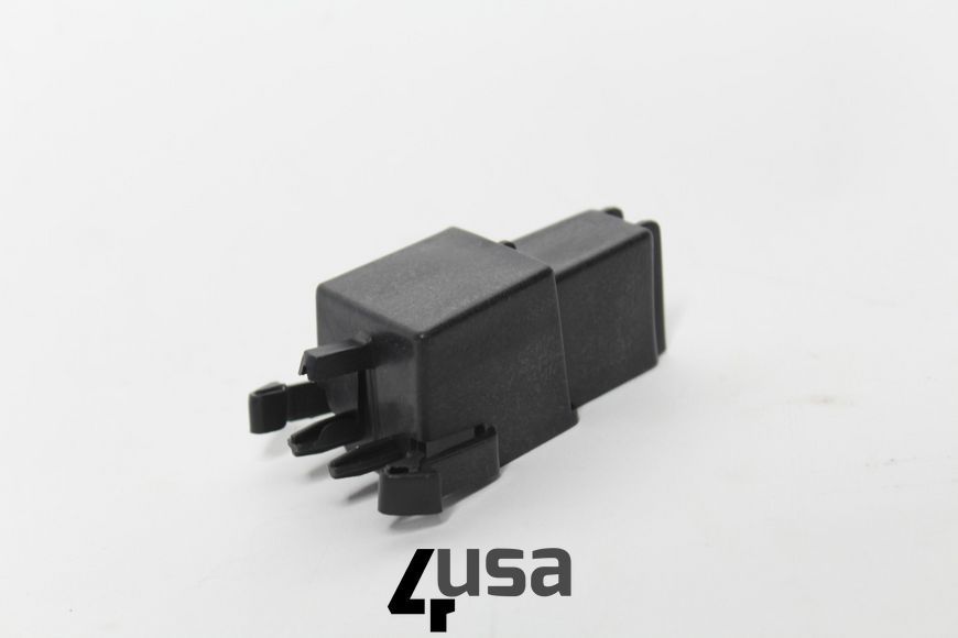 Кліпса боксу переднього багажника Tesla Model 3 18-1131205-00-C 1131205-00-C фото